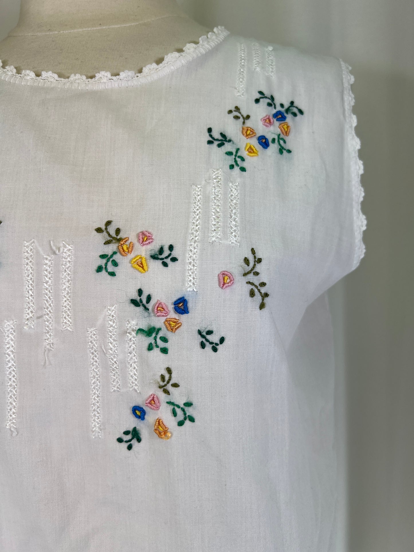 70s Embroidered Floral Tank Top Blouse