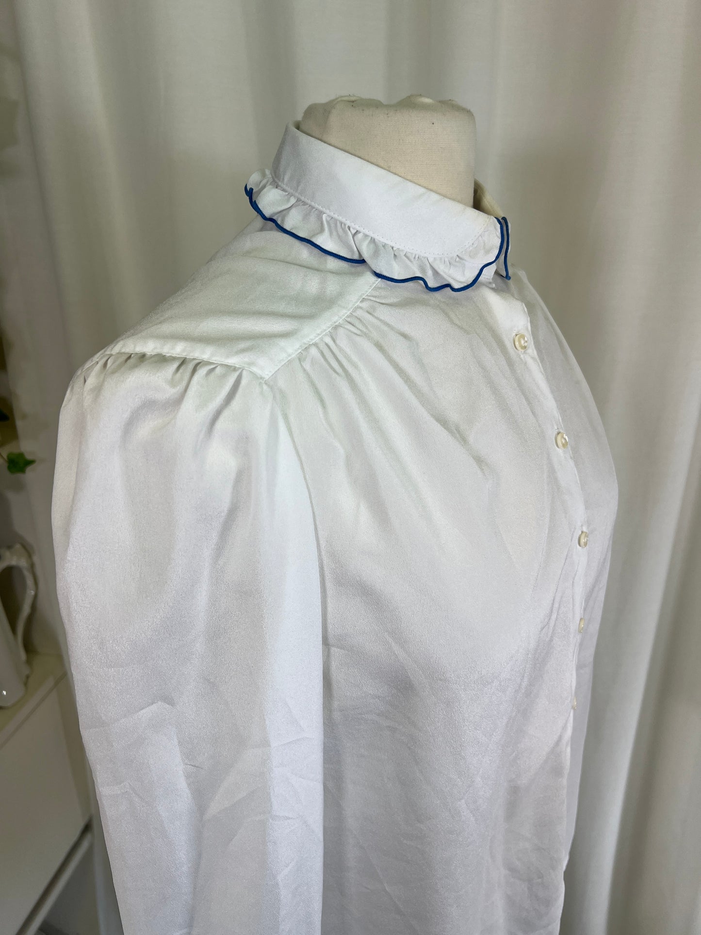 70s Schrader Sport Petites White With Blue Trim Blouse