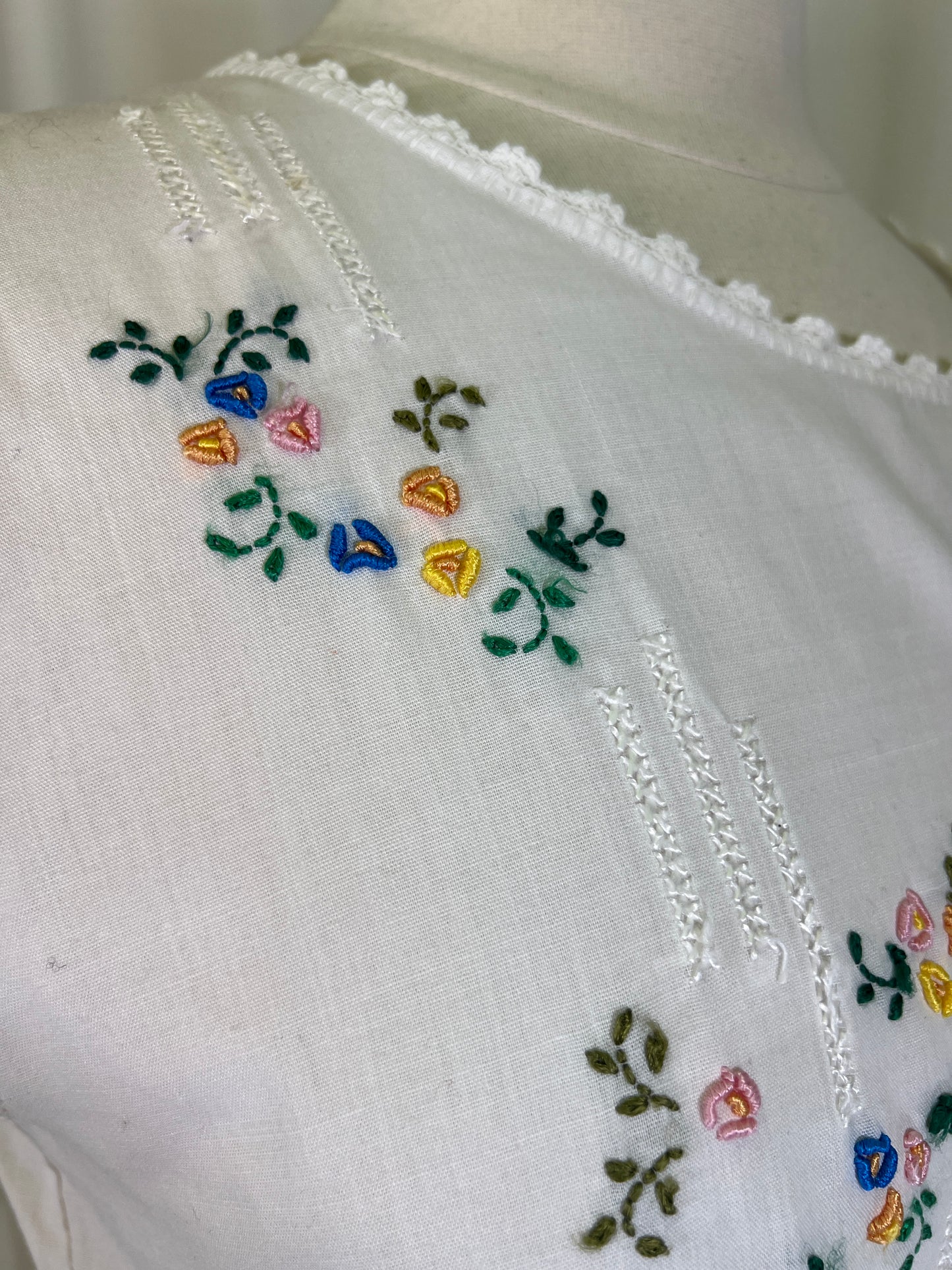 70s Embroidered Floral Tank Top Blouse